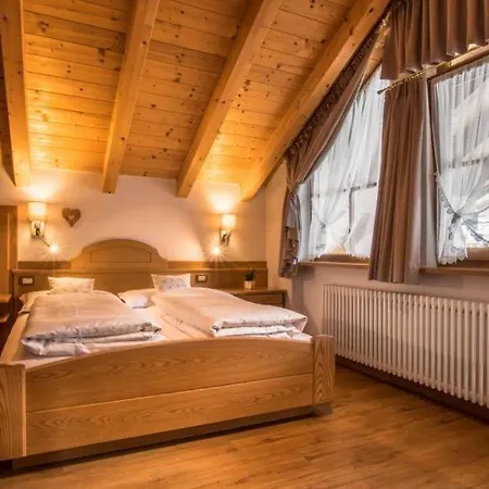 Ciasa Montanara Hotel La Villa  Buitenkant foto