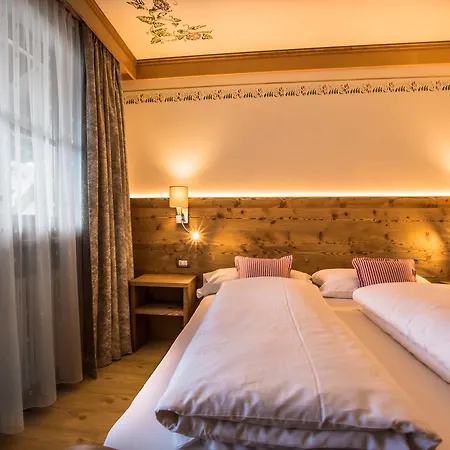 Ciasa Montanara Hotel La Villa  Buitenkant foto