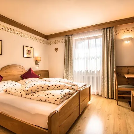 Ciasa Montanara Hotel La Villa  Buitenkant foto
