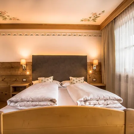 Ciasa Montanara Hotel La Villa  Buitenkant foto