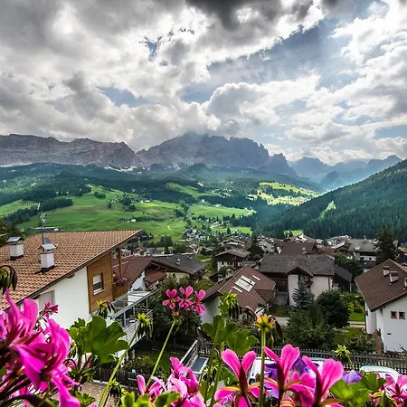 Ciasa Montanara Hotel La Villa  Buitenkant foto